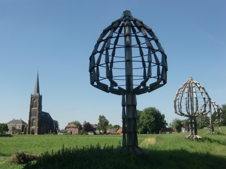 Wijchen-Batenburg : Molendijk, im Bild zu sehen, die Baumskulpturen von Marc de Roover aus Belgien, im Hintergrund links die Ortsansicht von Batenburg.